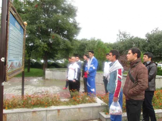 همایش بزرگ پیاده روی به مناسبت گرامیداشت هفته دفاع مقدس روز جمعه با شرکت دانشجومعلمان بسیجی به دور دریاچه شورابیل برگزار شد 2