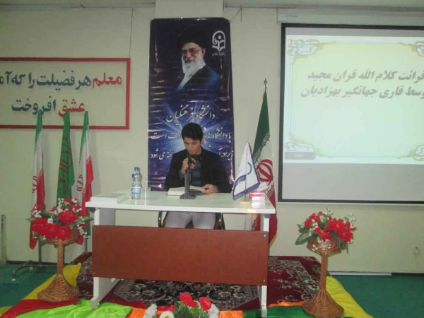 به مناسبت دهه ولایت 

برگزاری روشنگری سیاسی مسایل خاورمیانه با حضور مدیر کل خبرگزاری های خارج از کشور و کارشناس مسائل خاورمیانه جناب آقای دکتر هانی زاده   3