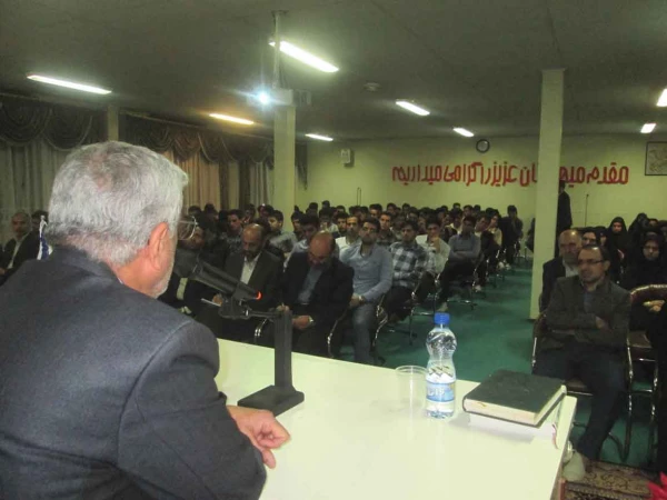 به مناسبت دهه ولایت 

برگزاری روشنگری سیاسی مسایل خاورمیانه با حضور مدیر کل خبرگزاری های خارج از کشور و کارشناس مسائل خاورمیانه جناب آقای دکتر هانی زاده   9