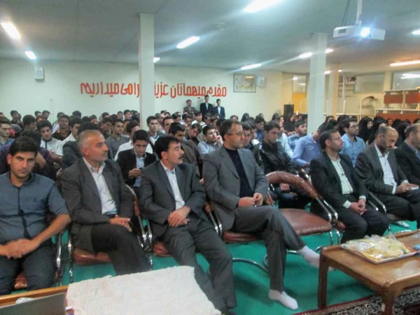 به مناسبت دهه ولایت 

برگزاری روشنگری سیاسی مسایل خاورمیانه با حضور مدیر کل خبرگزاری های خارج از کشور و کارشناس مسائل خاورمیانه جناب آقای دکتر هانی زاده   11