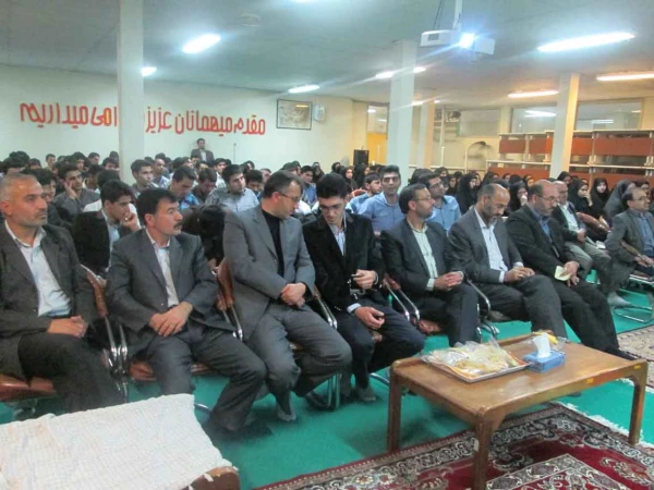 به مناسبت دهه ولایت 

برگزاری روشنگری سیاسی مسایل خاورمیانه با حضور مدیر کل خبرگزاری های خارج از کشور و کارشناس مسائل خاورمیانه جناب آقای دکتر هانی زاده   13