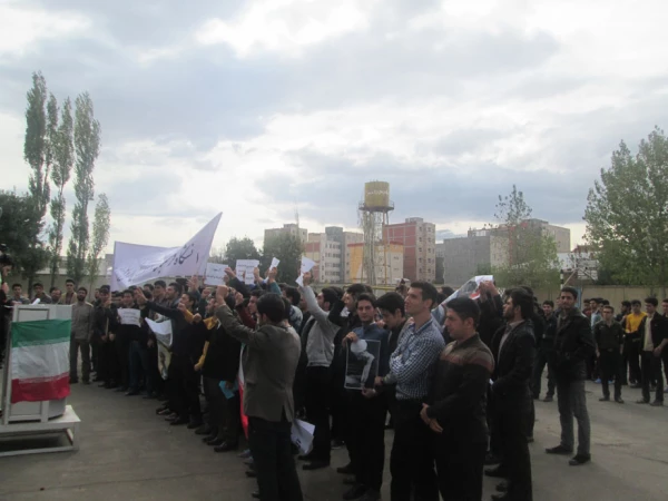 تجمع اعتراض آمیز دانشجویان دانشگاه های اردبیل در دانشگاه فرهنگیان اردبیل

 در محکومیت حکم اعدام شیخ باقرالنمر رهبر شیعی عربستان  3