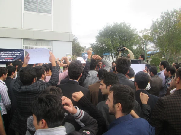 تجمع اعتراض آمیز دانشجویان دانشگاه های اردبیل در دانشگاه فرهنگیان اردبیل

 در محکومیت حکم اعدام شیخ باقرالنمر رهبر شیعی عربستان  10