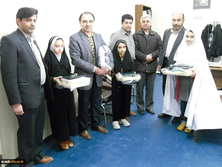 حضور نوجوانان در مراسم دریافت هدایای فرهنگی به مناسبت جشن تکلیف 2