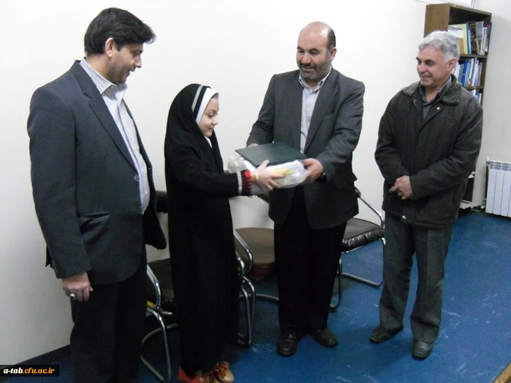 حضور نوجوانان در مراسم دریافت هدایای فرهنگی به مناسبت جشن تکلیف 3