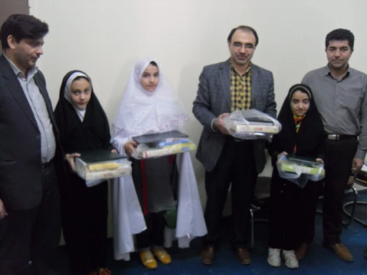 حضور نوجوانان در مراسم دریافت هدایای فرهنگی به مناسبت جشن تکلیف 6