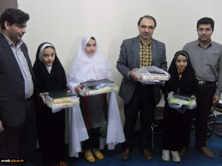 حضور نوجوانان در مراسم دریافت هدایای فرهنگی به مناسبت جشن تکلیف 6