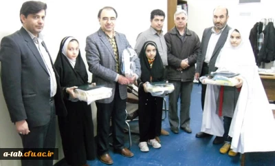 حضور نوجوانان در مراسم دریافت هدایای فرهنگی به مناسبت جشن تکلیف