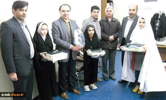 حضور نوجوانان در مراسم دریافت هدایای فرهنگی به مناسبت جشن تکلیف 7