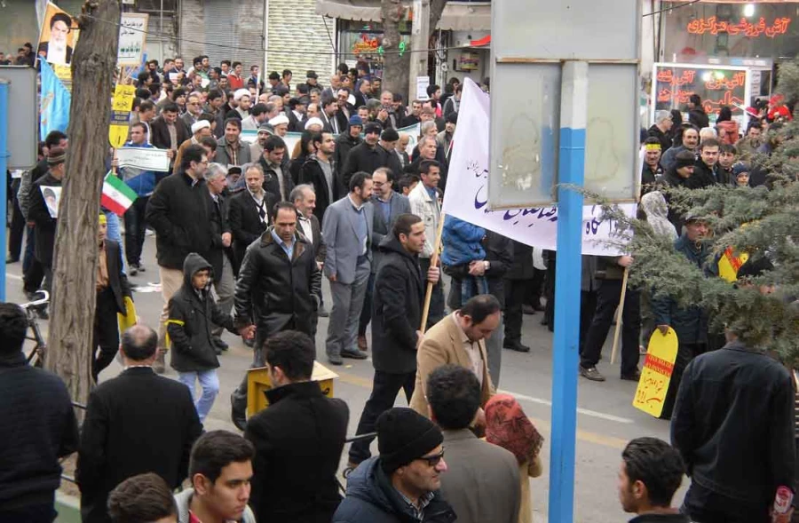 حضور پرشور اساتید، مدرسان، کارکنان و دانشجویان پردیس در راهپیمایی عظیم 22 بهمن به روایت تصویر 12