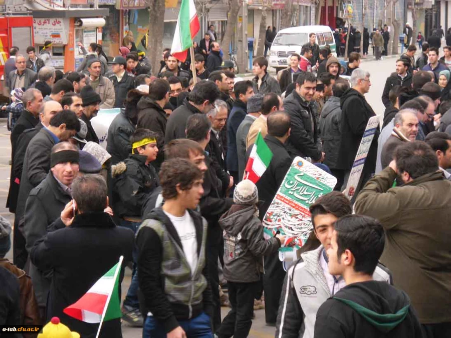 حضور پرشور اساتید، مدرسان، کارکنان و دانشجویان پردیس در راهپیمایی عظیم 22 بهمن به روایت تصویر 15