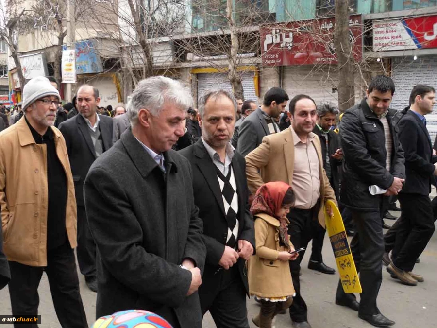 حضور پرشور اساتید، مدرسان، کارکنان و دانشجویان پردیس در راهپیمایی عظیم 22 بهمن به روایت تصویر 17