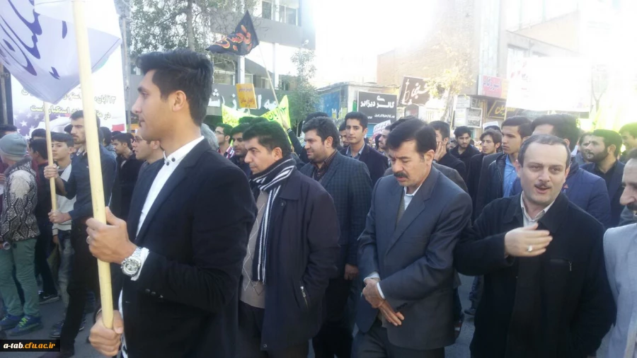 کارکنان ، اساتید و دانشجو معّمان دانشگاه فرهنگیان پردیس علامه طباطبایی اردبیل در راهپیمایی روز 13 آبان شرکت نمودند تا آرمانهای امام راحل و نظام مقدس جمهوری اسلامی دفاع نمایند. 3