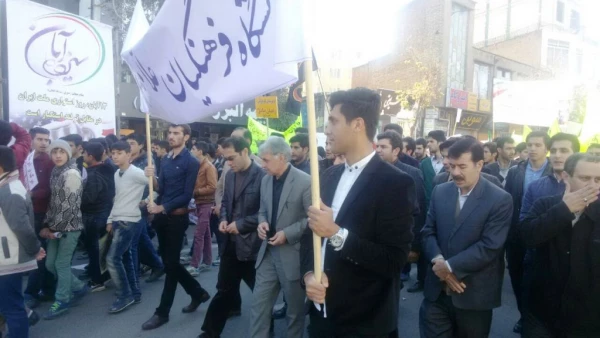 کارکنان ، اساتید و دانشجو معّمان دانشگاه فرهنگیان پردیس علامه طباطبایی اردبیل در راهپیمایی روز 13 آبان شرکت نمودند تا آرمانهای امام راحل و نظام مقدس جمهوری اسلامی دفاع نمایند. 4