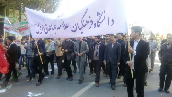 کارکنان ، اساتید و دانشجو معّمان دانشگاه فرهنگیان پردیس علامه طباطبایی اردبیل در راهپیمایی روز 13 آبان شرکت نمودند تا آرمانهای امام راحل و نظام مقدس جمهوری اسلامی دفاع نمایند. 5