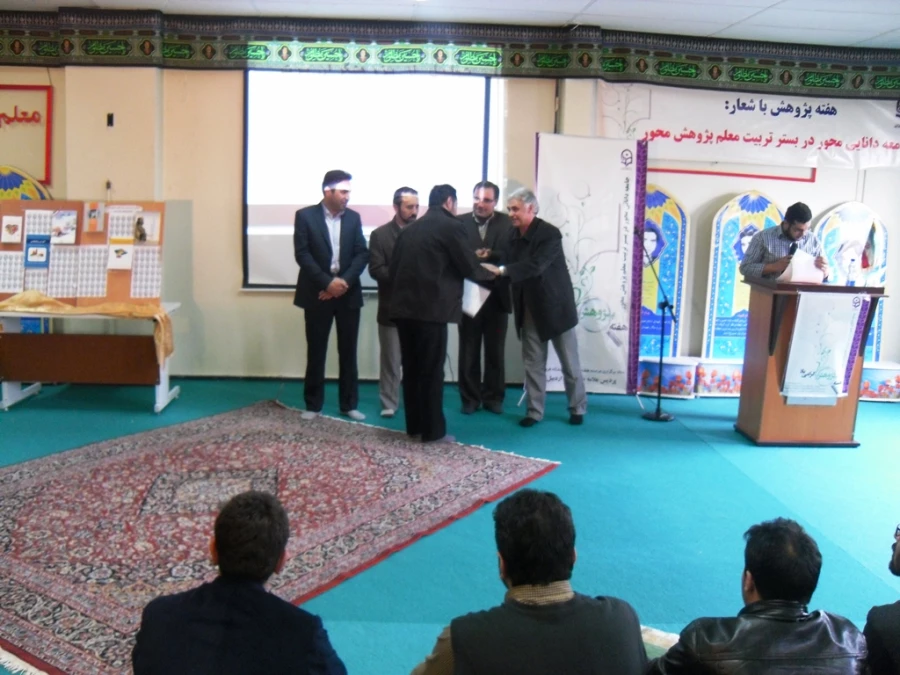 تجلیل از برگزیده های هفته پژوهش
 4