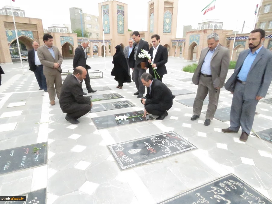 دکتر مهرمحمدی در بدو ورود به استان اردبیل با حضور در گلزار شهداء به آرمان های  انقلاب اسلامی ادای احترام نمودند. 3
