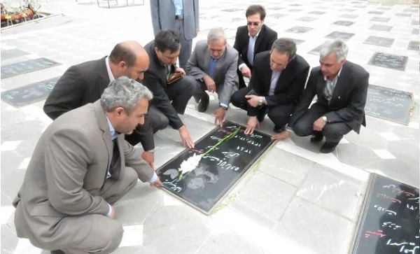 دکتر مهرمحمدی در بدو ورود به استان اردبیل با حضور در گلزار شهداء به آرمان های  انقلاب اسلامی ادای احترام نمودند. 2