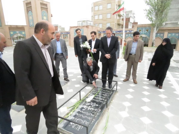 دکتر مهرمحمدی در بدو ورود به استان اردبیل با حضور در گلزار شهداء به آرمان های  انقلاب اسلامی ادای احترام نمودند. 2