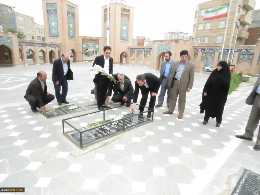 دکتر مهرمحمدی در بدو ورود به استان اردبیل با حضور در گلزار شهداء به آرمان های  انقلاب اسلامی ادای احترام نمودند. 3