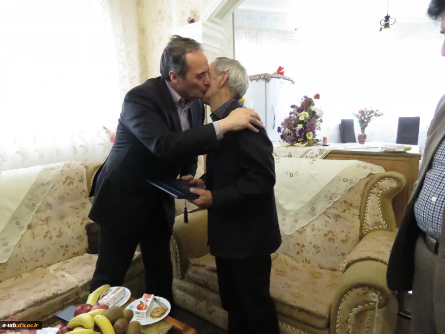 دیدار سرپرست دانشگاه فرهنگیان کشور از خانواده ی دانشجو معلّم شهید بهنام یوسفی 4