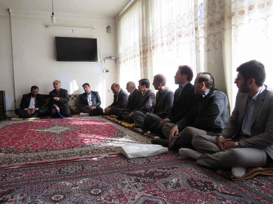 مسئولان دانشگاه فرهنگیان استان اردبیل و بسیج دانشجویی به همراه جمعی از دانشجویان با حضور در منزل خانواده شهید سید خلیل حسینی یاد و خاطره شهدای دفاع مقدس را گرامی داشتند. 3