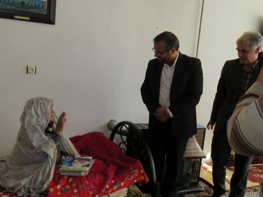 مسئولان دانشگاه فرهنگیان استان اردبیل و بسیج دانشجویی به همراه جمعی از دانشجویان با حضور در منزل خانواده شهید سید خلیل حسینی یاد و خاطره شهدای دفاع مقدس را گرامی داشتند. 4