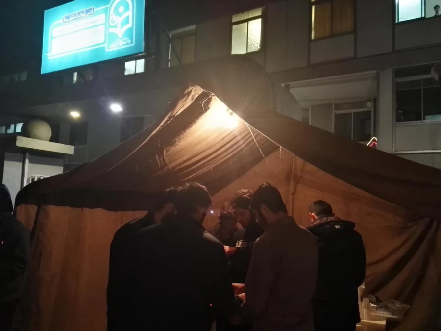 برپایی ایستگاه صلواتی به مناسبت ایام فاطمیّه در مقابل در ورودی پردیس علّامه طباطبایی توسط دانشجومعلّمان پردیس 4