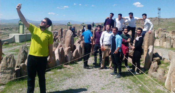 به همّت کانون ایران گردی و مسؤولان پردیس علّامه طباطبایی:

بازدید دانشجومعلّمان پردیس علّامه طباطبایی از محوطه ی باستانی شهر یری مشگین شهر 2