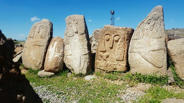 به همّت کانون ایران گردی و مسؤولان پردیس علّامه طباطبایی:

بازدید دانشجومعلّمان پردیس علّامه طباطبایی از محوطه ی باستانی شهر یری مشگین شهر 3