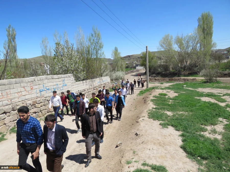 به همّت کانون ایران گردی و مسؤولان پردیس علّامه طباطبایی:

بازدید دانشجومعلّمان پردیس علّامه طباطبایی از محوطه ی باستانی شهر یری مشگین شهر 5