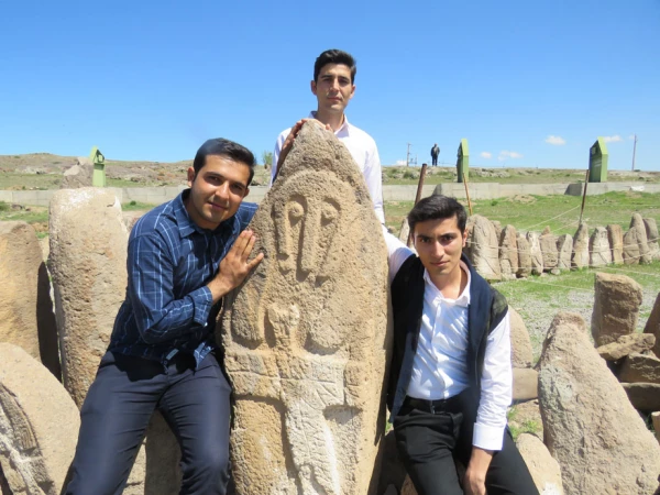 به همّت کانون ایران گردی و مسؤولان پردیس علّامه طباطبایی:

بازدید دانشجومعلّمان پردیس علّامه طباطبایی از محوطه ی باستانی شهر یری مشگین شهر 6