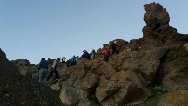 به مناسبت دهه کرامت :

صعود جمعی از اعضای غیرهیأت علمی دانشگاه فرهنگیان اردبیل به قلّه ی سبلان 3