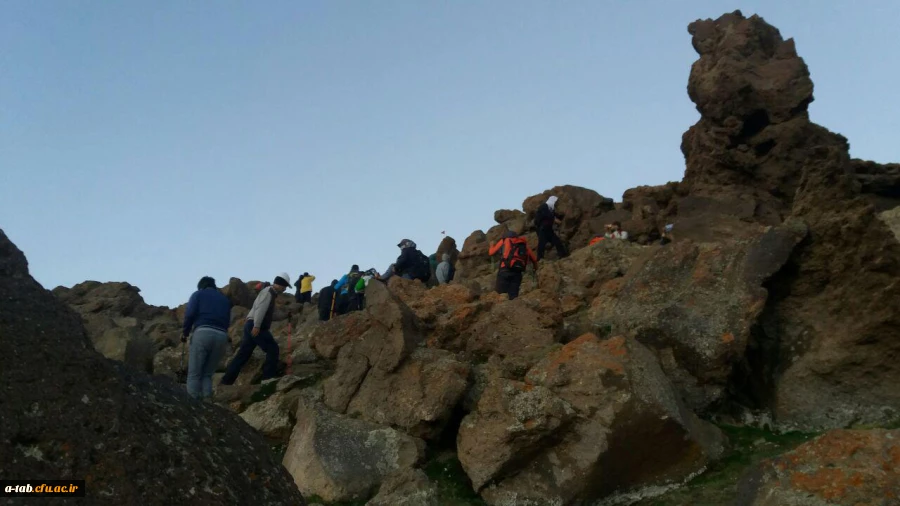 به مناسبت دهه کرامت :

صعود جمعی از اعضای غیرهیأت علمی دانشگاه فرهنگیان اردبیل به قلّه ی سبلان 3