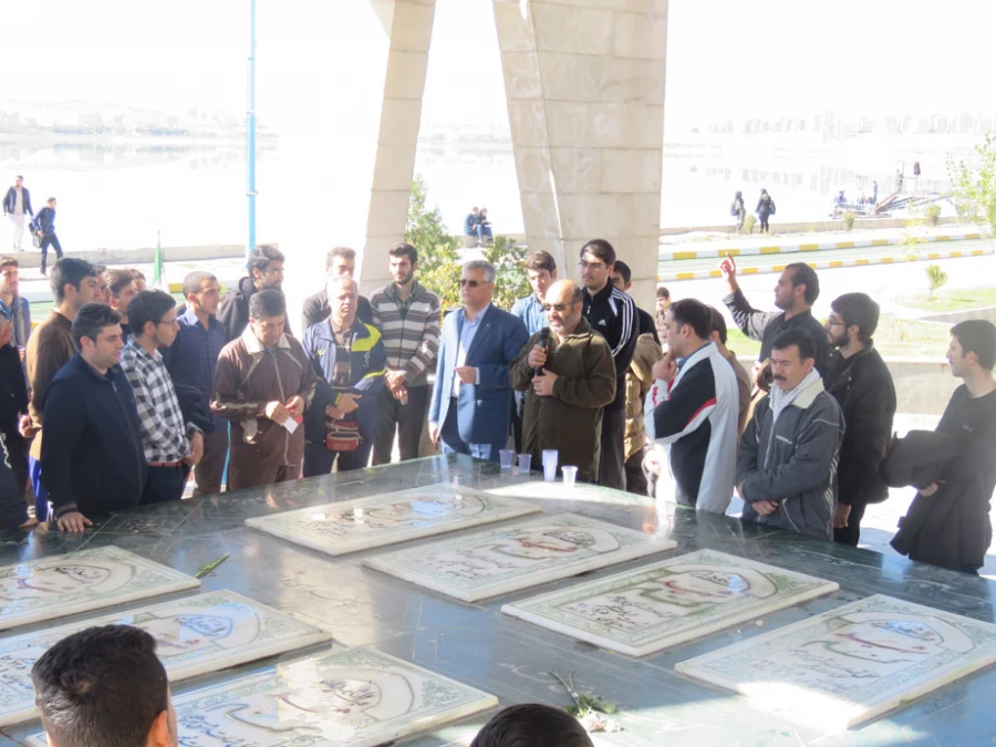 در حاشیه ی پیاده روی دور دریاچه شورابیل برگزار شد:

با حضور در یادمان شهدای گمنام اردبیل و میثاق با شهدای مدافع حرم 4