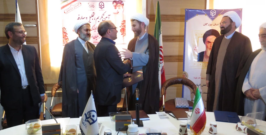 دکتر عبدی در مراسم تکریم و معرفی مسئول نهاد نمایندگی مقام معظم رهبری در دانشگاه فرهنگیان اردبیل:

نهاد رهبری، بازوی پرتوان دانشگاه در زمینه تعلیم و تربیت آینده سازان کشور است. 3