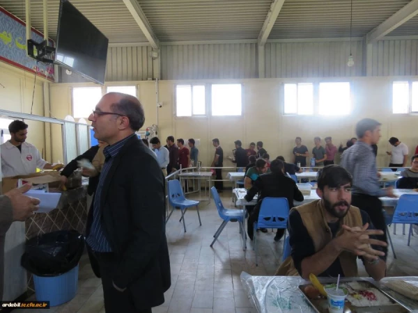 بازدید دکتر عبدی از نحوه ی پخت غذا و توزیع غذا در آشپزخانه ی  پردیس علامه طباطبایی دانشگاه فرهنگیان اردبیل 3