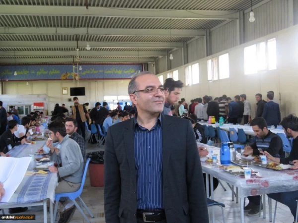 بازدید دکتر عبدی از نحوه ی پخت غذا و توزیع غذا در آشپزخانه ی  پردیس علامه طباطبایی دانشگاه فرهنگیان اردبیل 4