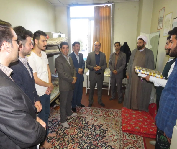 به مناسبت هفته سراهای دانشجویی  صورت گرفت.

دیدار صمیمی نماینده  نهاد  مقام معظم رهبری  و سرپرست مدیریت امور پردیس های استانی از  سراهای دانشجویی پردیس علامه طباطبایی اردبیل
 5