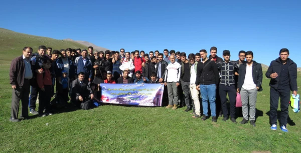 به مناسبت هفته بهداشت روان، به همت کانون ایرانگردی و ایرانشناسی و کانون بهداشت سلامت روان پردیس علامه طباطبایی اردبیل برگزار شد:

اردوی یک روزه پیاده روی، طبیعت گردی و کوهپیمایی ییلاقات دامنه سبلان 2