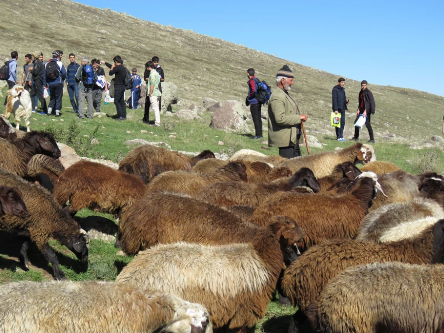 به مناسبت هفته بهداشت روان، به همت کانون ایرانگردی و ایرانشناسی و کانون بهداشت سلامت روان پردیس علامه طباطبایی اردبیل برگزار شد:

اردوی یک روزه پیاده روی، طبیعت گردی و کوهپیمایی ییلاقات دامنه سبلان 4