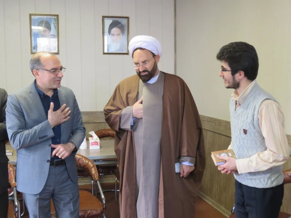 به مناسبت پنج آذر سالروز تشکیل بسیج مستضعفین

حضور مسئولین مدیریت امور پردیس های استانی در اتاق بسیج دانشجویی پردیس علامه طباطبایی  2