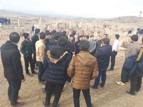 بازدید دانشجومعلمان پردیس از 

منطقه باستانی شهر یئری 4