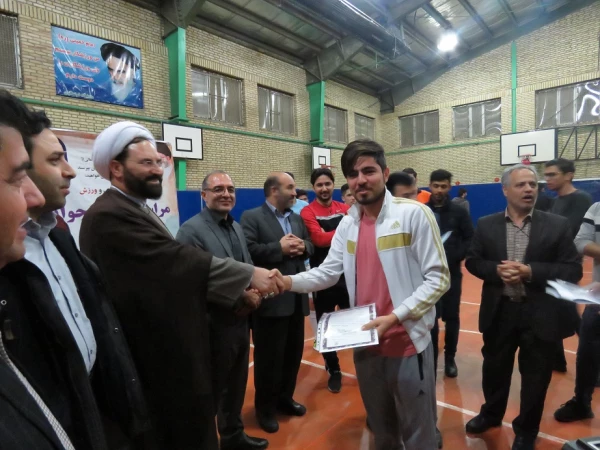 اهدای جوایز مسابقات  رشته های مختلف ورزشی  به مناسبت هفته تربیت بدنی 3