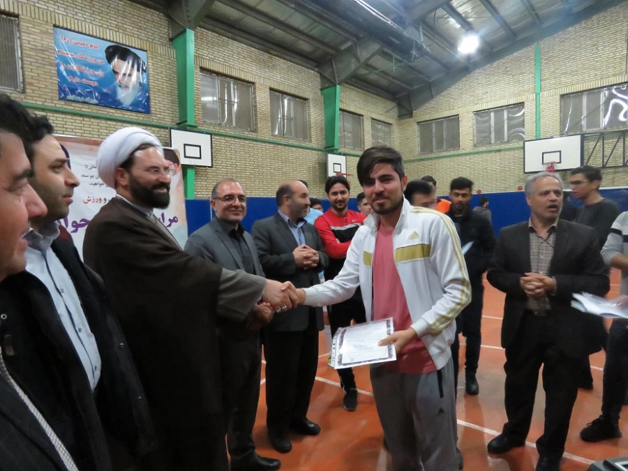 اهدای جوایز مسابقات  رشته های مختلف ورزشی  به مناسبت هفته تربیت بدنی 3