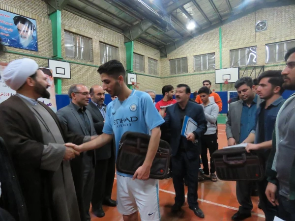 اهدای جوایز مسابقات  رشته های مختلف ورزشی  به مناسبت هفته تربیت بدنی 4